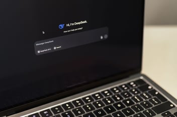 Portátil com uma interface de chat de inteligência artificial, a ilustrar a otimização para motores generativos